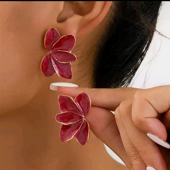 Elegant Red Flower Earrings - Picture 3 of 4